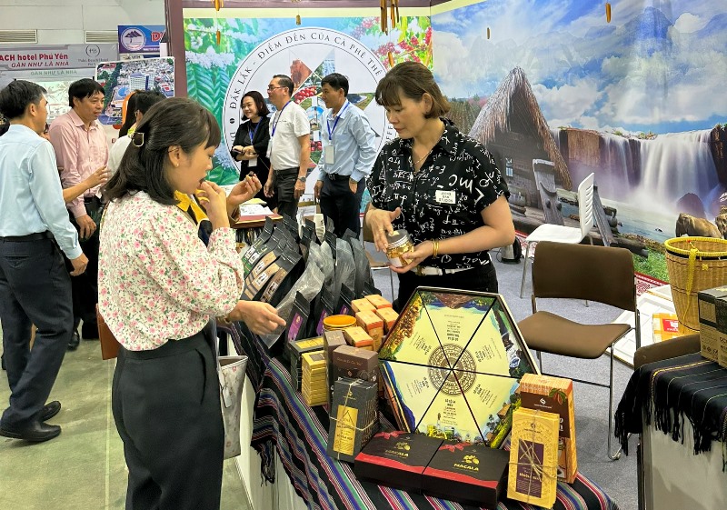 Du khách tìm hiểu sản phẩm OCOOP tỉnh Đắk Lắk giới thiệu tại Hội chợ